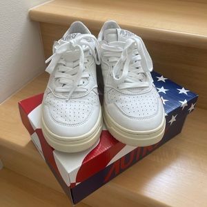 AUTRY SNEAKERS WOMAN
MEDALIST LOW SNEAKER IN SOFT GOAT LEATHER, COLOR WHITE